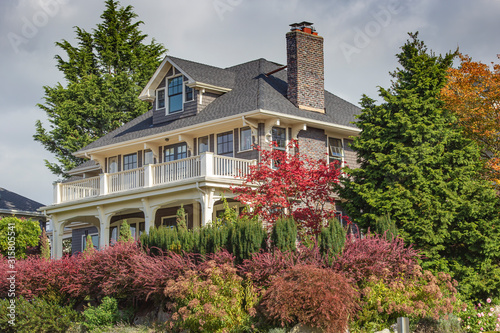 Fotografie A large mansion and surrounding plants Seattle Washington.