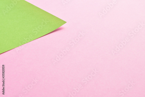 ピンクと黄緑色の折り紙