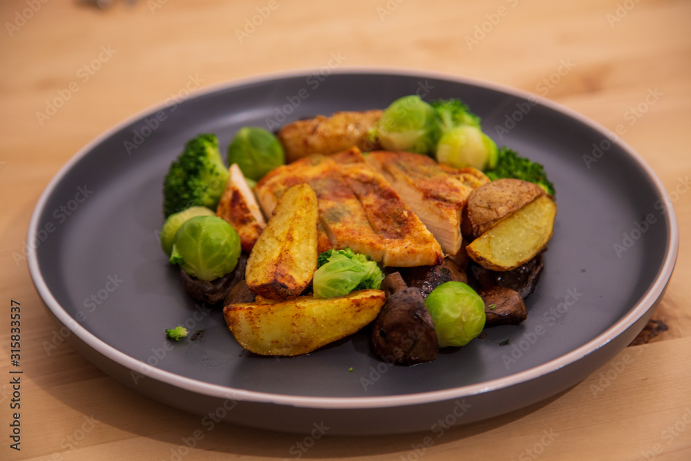 Gesunde Mahlzeit mit Hähnchenbrust Filet und frischem Gemüse Gesunde Mahlzeit mit Hähnchenbrust Filet und frischem Gemüse