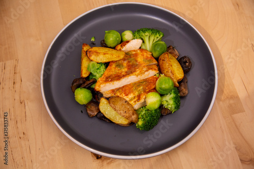 Gesunde Mahlzeit mit Hähnchenbrust Filet und frischem Gemüse