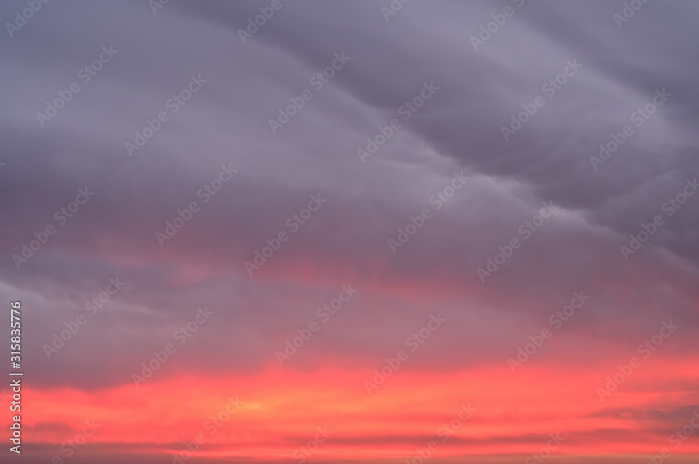 Obraz premium Photo of a gloomy sky colororg at sunrise over the city