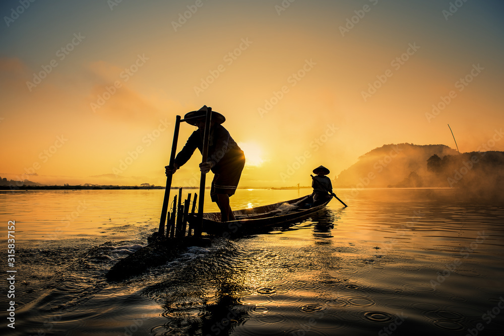 Asian Fishermen on boat fishing at lake, Thailand countryside - obrazy, fototapety, plakaty 