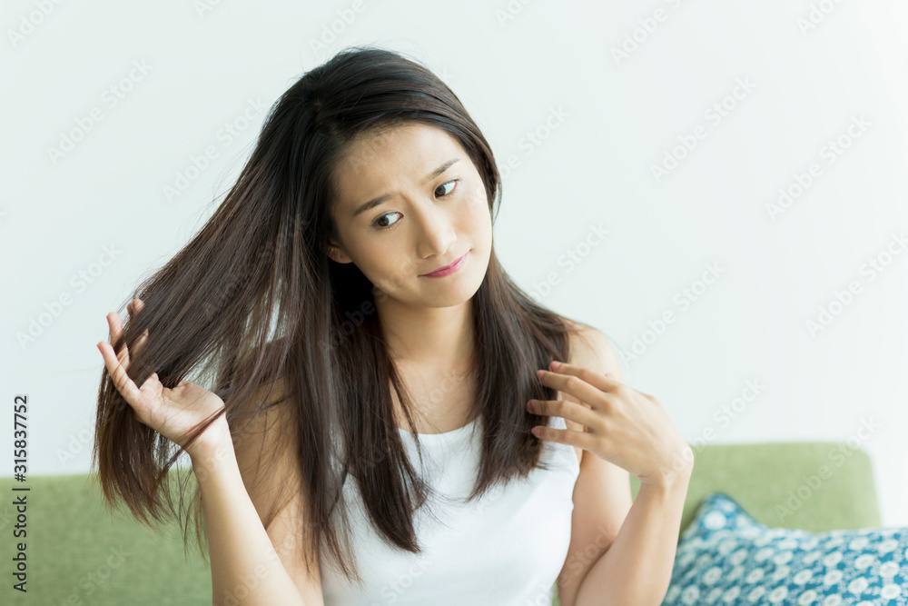 Fototapeta premium 若い女性 ヘアケア