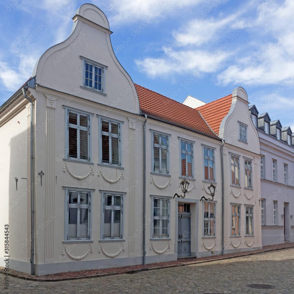 Fototapeta premium Historische Gebäude in der Altstadt von Güstrow, Mecklenburg-Vorpommern, Deutschland