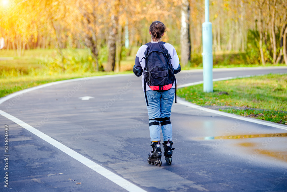 Obraz premium Girl roller skating in the autumn Park