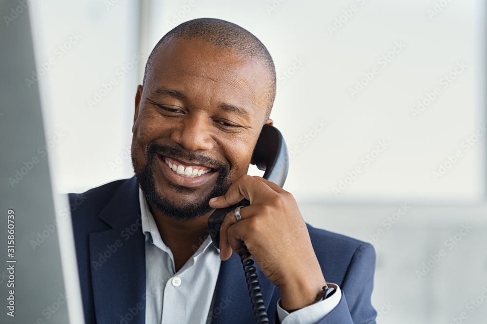 Mature black business man talking on phone - obrazy, fototapety, plakaty 