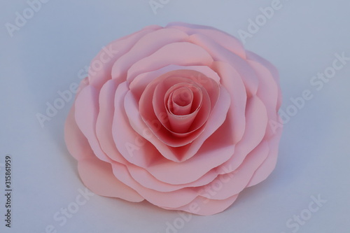 折り紙で作ったピンク色のバラの花