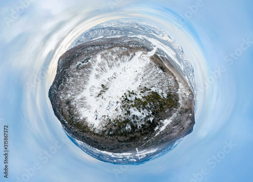 Φωτογραφία 360 degree panoramic aerial drone little planet view of an snow world planet ear