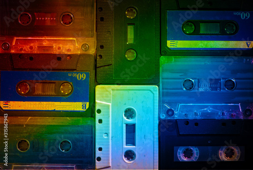 Obraz na płótnie Old cassette tapes with a wooden background w salonie