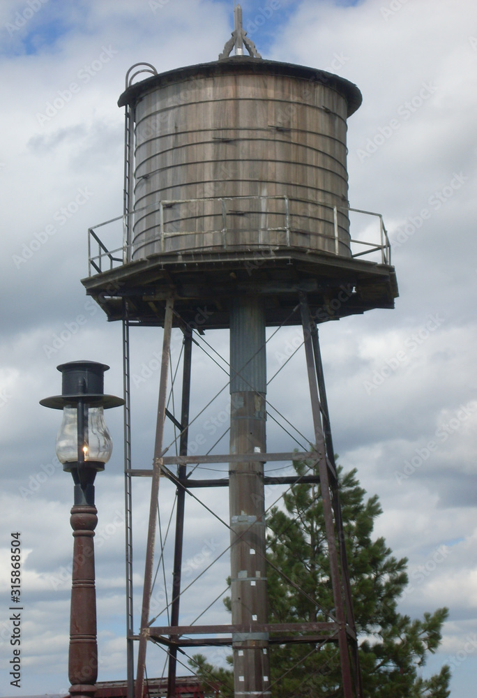 Alter Wasserturm und Gaslampe in den USA Stock Photo | Adobe Stock