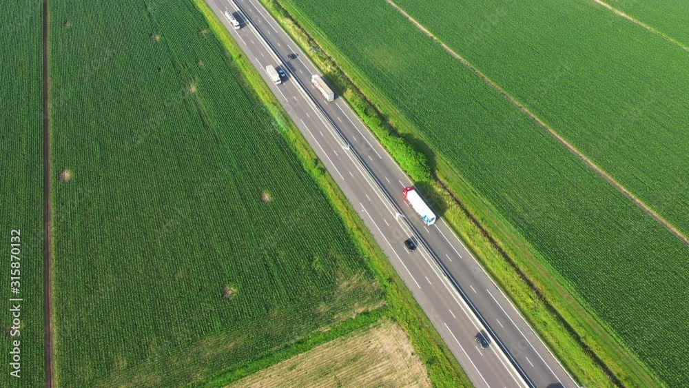 Autoroute qui traverse la plaine d'Alsace au milieu des champs et des vignes