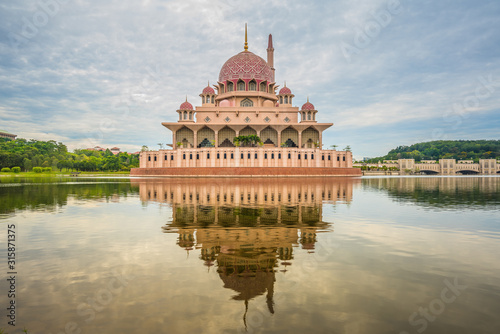 Photos A peaceful mind blowing sunrise view at masjid putrajaya in the early morning