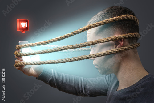 Obraz na płótnie Man tied to a smartphone is obsessed with technology