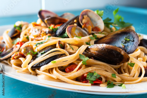 Tableau sur toile Piatto di deliziose linguine allo scoglio, Cucina Italiana
