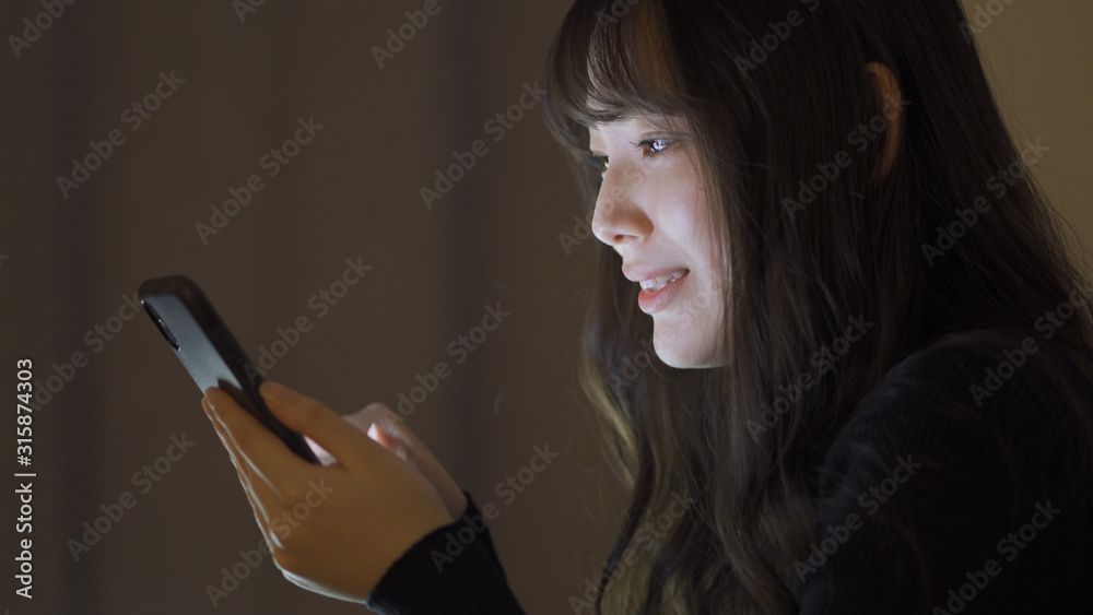 スマートフォンを操作している女性 スマートフォンを操作している女性