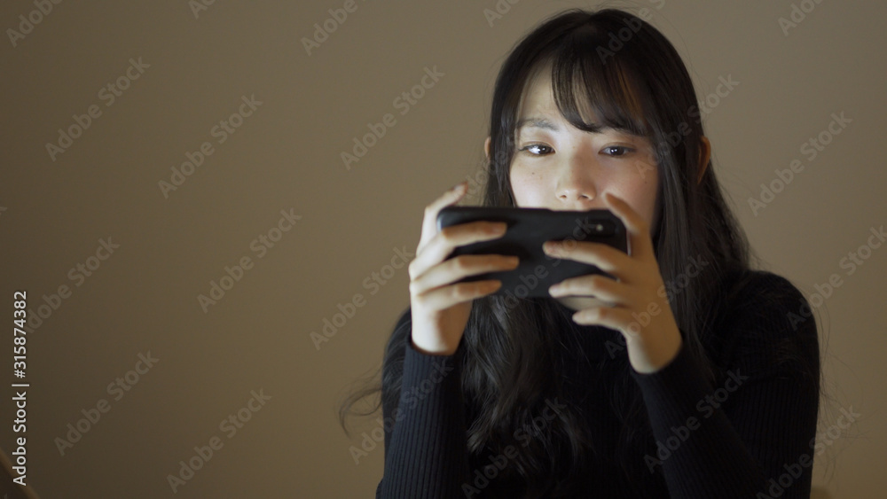 Obraz premium スマートフォンを操作している女性 