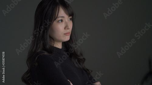 Konstfotografi ビューティー　腕組みをする女性