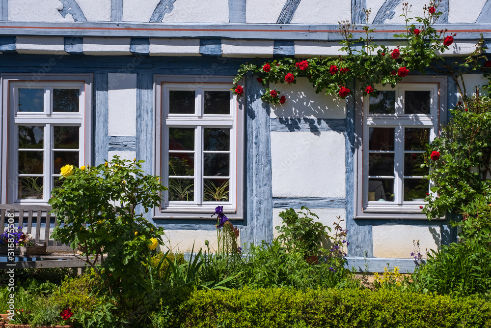 Fassade eines alten Fachwerkhauses im Rheingau/Deutschland