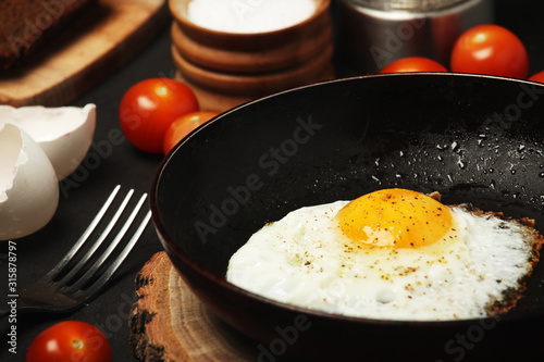 Fried egg with tomatoes and bread