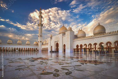 Sheikh Zayed Grand Mosque at dusk