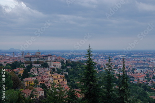 Paisaje de la Toscana italiana al atardecer, en Bérgamo