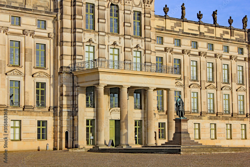 Klassizisisches Schloss Ludwigslust: Stadtfassade (1788, Mecklenburg-Vorpommern)