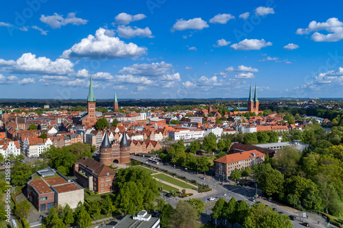 Sonniges Panorama aus der Luft von Lübeck