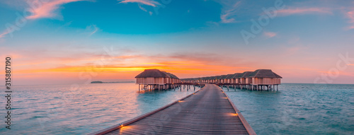 Cuadro en lienzo Maldives island sunset