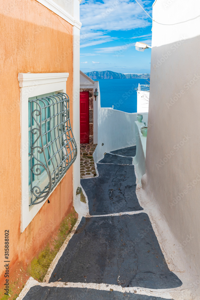 Un vicolo caratteristico a Fira, isola di Santorini GR