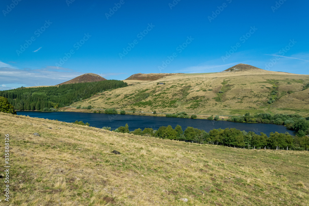Fototapeta premium Sentier de randonnée entre le lac de Guéry et le lac de Servière