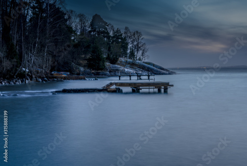 Oslofjord, plaża Krokstrand w Son koło Vestby w gminie Viken w Norwegii, Skandynawia, Europa © Dreamnordno