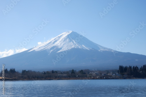 雪の積もった富士山