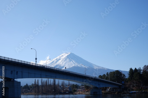 雪の積もった富士山 © KUGENO