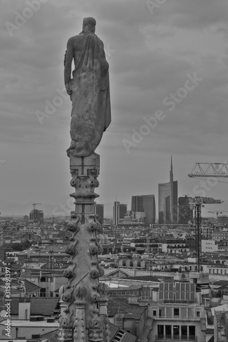 Vista aérea de la ciudad de Milán desde su catedral