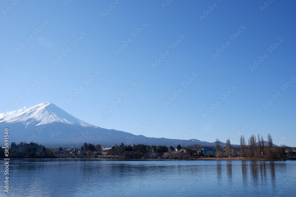 雪の積もった富士山