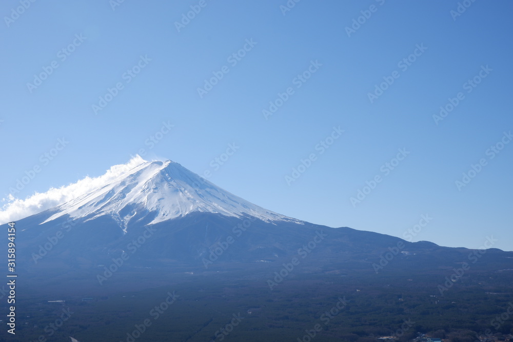 雪の積もった富士山