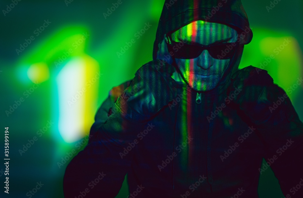 Naklejka premium Undercover Hacker Concept