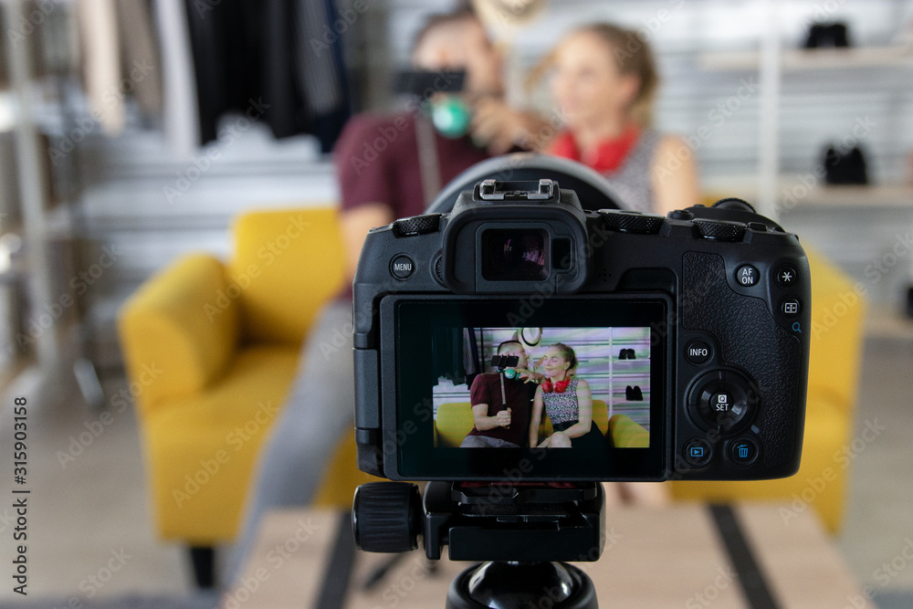 Obraz premium Close up, Couples are recording online trading videos and being a storyteller through blogging online that earns revenue. Live streaming concept.