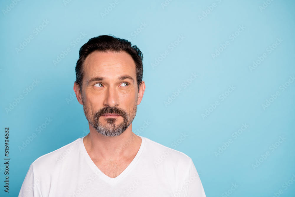 Fototapeta premium Close-up portret jego miłego, atrakcyjnego, ciekawego geniusza oszołomionego brunetki freelancera myślącego na białym tle nad jasnym, żywym połyskiem wibrującym turkusowym zielonym niebieskim turkusowym tłem