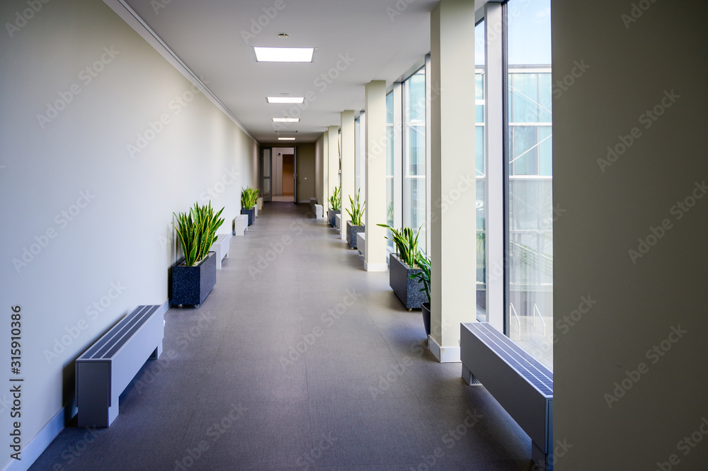 Φωτογραφία Photo of a light corridor of the interior of a modern public building