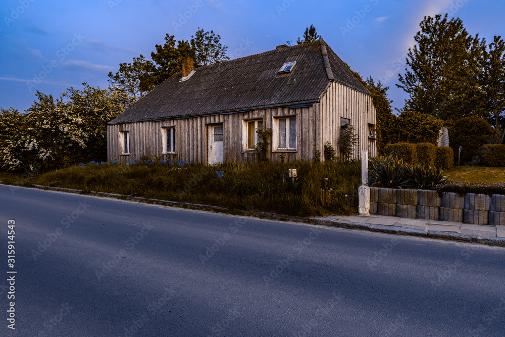 Verlassenes und Zerfallenes Haus aus Holz in Norddeutschland Verlassenes und Zerfallenes Haus aus Holz in Norddeutschland