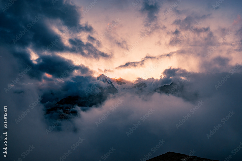 Blick auf das Weisshorn vom Dom in den Schweizer Alpen