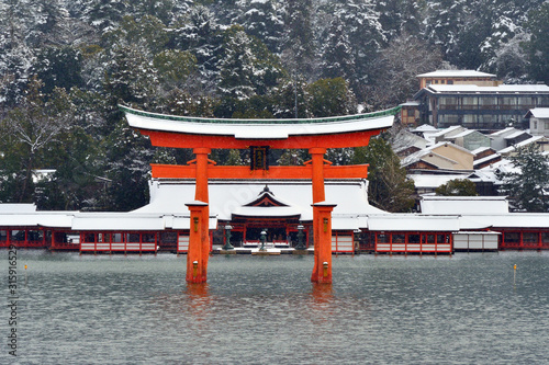 雪景色の厳島神社