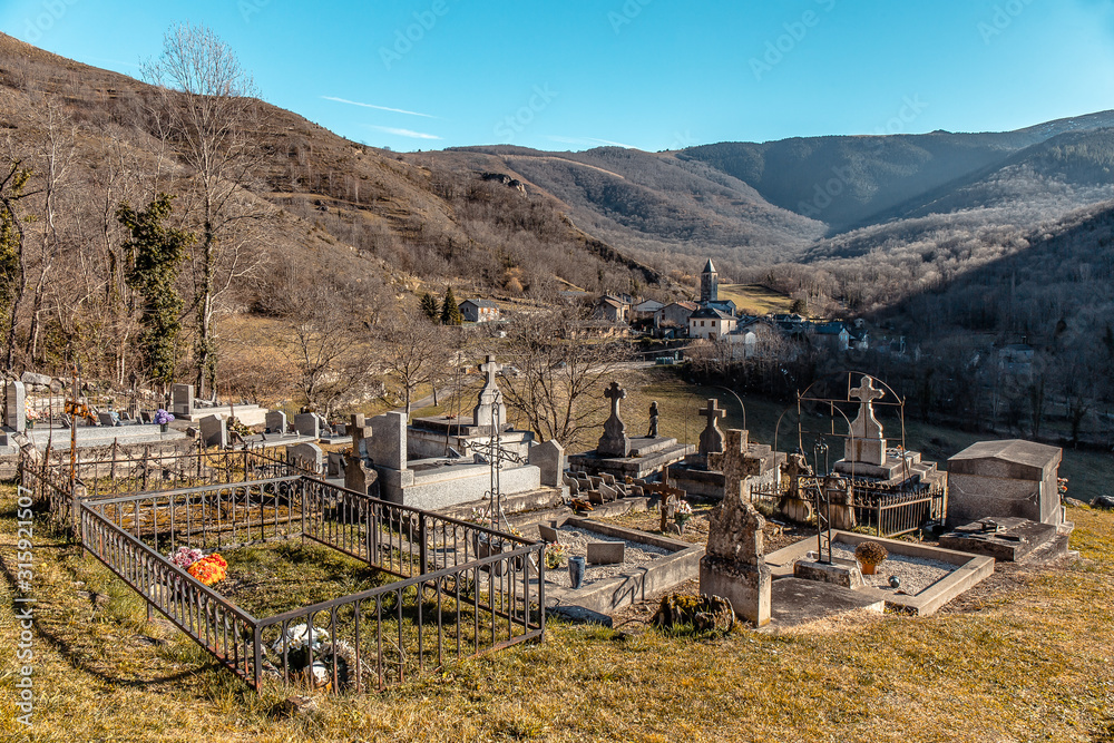 Εκτύπωση καμβά Cimetière à l'extérieur d'un village de montagne