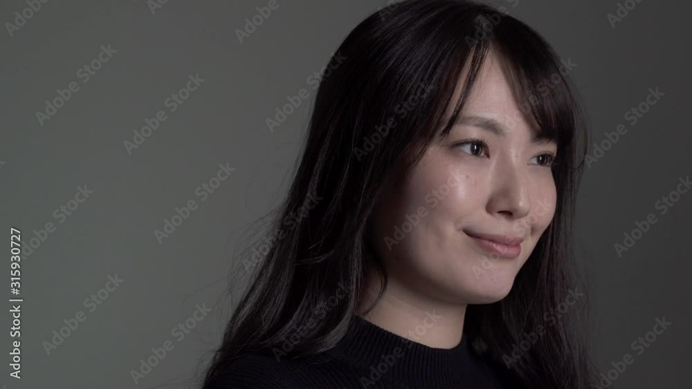 若い女性 笑顔 若い女性 笑顔
