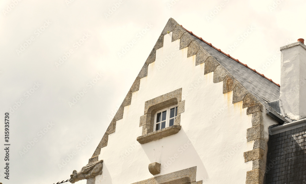 Maison bretonne avec son architecture si spécifique et ses magnifiques encadrements dans le Finistère