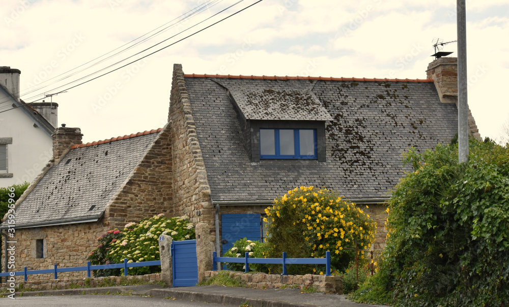 En Bretagne maisons bretonne et son architecture si spécifique avec ses volets bleus