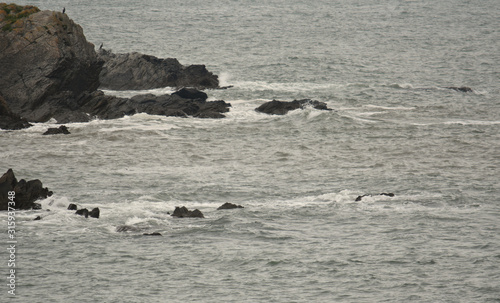 En Bretagne océan rivage rochers récif vague et mer dessinent le paysage breton à marée haute et basse