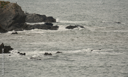 Wallpaper Mural En Bretagne océan rivage rochers récif vague et mer dessinent le paysage breton à marée haute et basse Torontodigital.ca