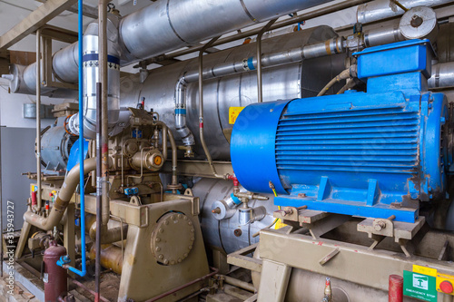 The screw ammonia compressor are specifically engineered to deal with industrial refrigeration installations. Exceptional reliability, high performance and low operating costs.